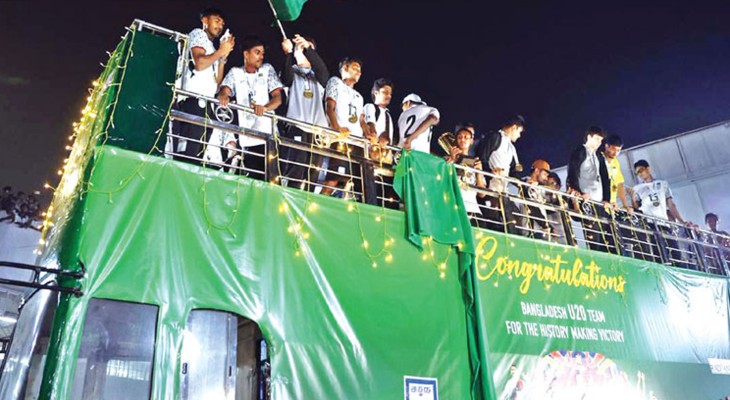 সাফ অনূর্ধ্ব-২০ চ্যাম্পিয়ন দলকে ছাদখোলা বাসে সংবর্ধনা